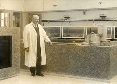 854629 Afbeelding van prof. dr. H.J. Jordan in het Laboratorium voor Vergelijkende Fysiologie van de Rijksuniversiteit ...